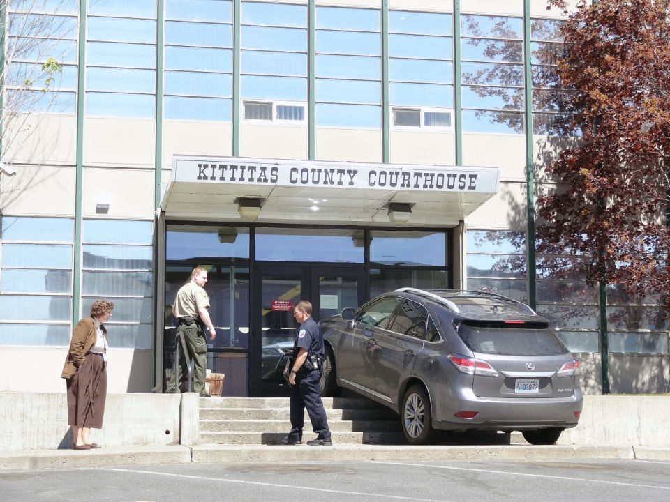 Car Climbs Steps Of The Kittitas County Courthouse News